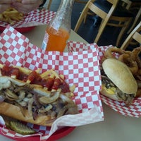 รูปภาพถ่ายที่ Klutch Burgers โดย Jeffrey W. เมื่อ 6/14/2012