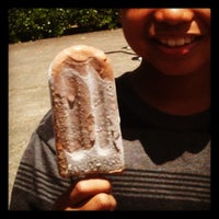 รูปภาพถ่ายที่ Aloha Pops Ice Cream Tricycle โดย Electric B. เมื่อ 4/22/2012