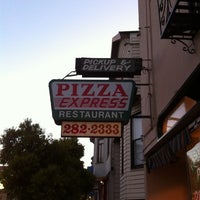 Foto tirada no(a) Pizza Express por John O. em 6/20/2012