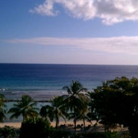 Foto diambil di Coconut Court Beach Hotel oleh Brittainy D. pada 2/20/2012