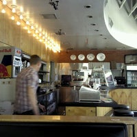 Снимок сделан в Zini&amp;#39;s Pizzeria пользователем Cooper H. 6/8/2012