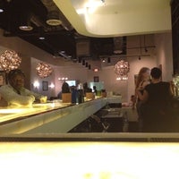 Foto tomada en Elle&amp;#39;s Restaurant + Lounge  por Joe C. el 9/1/2012