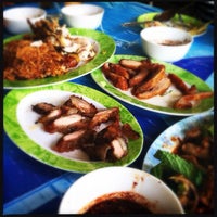 Photo taken at ส้มตำ ไก่หมุน 5 ราว (Thai Spicy Salad &amp;amp; Grilled Chicken) by Whim J. on 6/11/2012