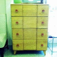 4/12/2012에 Dylon W.님이 Remix Furniture Consignment - Nashville에서 찍은 사진