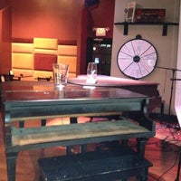 8/2/2012 tarihinde IConJohnziyaretçi tarafından Jolly&amp;#39;s American Beer Bar and Dueling Pianos'de çekilen fotoğraf
