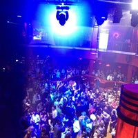 Foto tomada en Lava Nightclub at Turning Stone Resort Casino  por Innkeeper B. el 5/16/2012