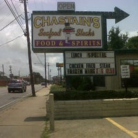 Foto tirada no(a) Chastain&amp;#39;s Food &amp;amp; Spirits por JaTeen K. em 6/11/2012