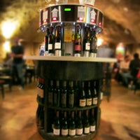 Foto tomada en Ventura Wine Company &amp;amp; The Cave  por Garret S. el 5/13/2012