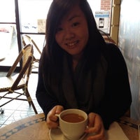 รูปภาพถ่ายที่ Café Flora โดย Janet J. เมื่อ 3/13/2012