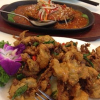 Photo taken at Kiat Lim Vegetarian Restaurant 吉林素食 by Selene G. on 7/14/2012