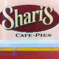 รูปภาพถ่ายที่ Shari&amp;#39;s Cafe and Pies โดย Brian B. เมื่อ 3/24/2012