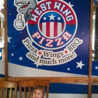 รูปภาพถ่ายที่ West Wing Pizza โดย Cyndie P. เมื่อ 4/21/2012