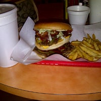 Снимок сделан в Jaws Jumbo Burgers пользователем Sara E. 5/20/2012