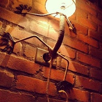 Foto tomada en Cosmo Cafe &amp;amp; Bar  por Mandy V. el 2/15/2012