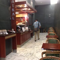รูปภาพถ่ายที่ Café Central โดย Aaron L. เมื่อ 2/9/2012