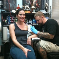รูปภาพถ่ายที่ Black Hive Tattoo โดย Kat L. เมื่อ 3/21/2012