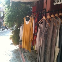 Das Foto wurde bei Now Boutique Kaş von Ufuk U. am 8/8/2012 aufgenommen