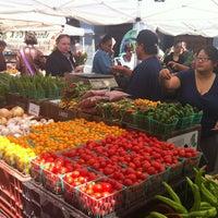Foto tirada no(a) Ferry Plaza Farmers Market por Leslie H. em 8/7/2012