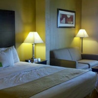 Foto tomada en La Quinta Inn &amp;amp; Suites Columbus West - Hilliard  por Jason W. el 5/15/2012