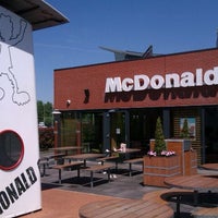 รูปภาพถ่ายที่ McDonald&#39;s โดย Robin P. เมื่อ 5/26/2012