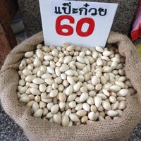 Photo taken at ร้านเต็งหนึ่งหมูสด by 🌀ZooMGune🎯 on 6/11/2012