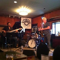 6/4/2012 tarihinde Angad D.ziyaretçi tarafından The Rex Hotel Jazz &amp;amp; Blues Bar'de çekilen fotoğraf