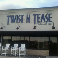 Das Foto wurde bei Twist N Tease Salon and Spa von Lori F. am 3/29/2012 aufgenommen