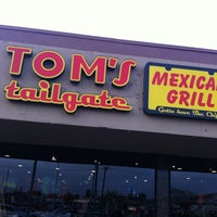 Foto tomada en Tom&amp;#39;s Tailgate  por U A. el 4/22/2012
