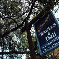 Foto tirada no(a) Schmagel&#39;s Bagels por Domingo C. em 5/30/2012