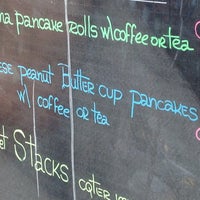 Photo prise au Stacks Pancake House &amp; Cafe par George G. le3/17/2012