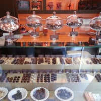 รูปภาพถ่ายที่ Chez Bonbon Chocolates Gourmet โดย Rodrigo S. เมื่อ 8/3/2012