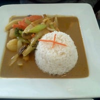 Снимок сделан в Red Curry Thai пользователем Judith F. 4/23/2012