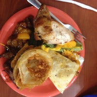 Photo taken at Golden Corral by Carlos A. on 5/26/2012