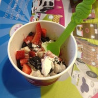 Foto tomada en Menchie&amp;#39;s Frozen Yogurt  por Krista F. el 5/2/2012
