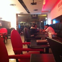 รูปภาพถ่ายที่ Rhino Café โดย ONUR K. เมื่อ 2/13/2012