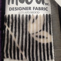 Foto tomada en Mood Designer Fabrics  por Nicole F. el 6/5/2012