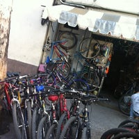 Foto diambil di Taller de bicicletas oleh Mario L. pada 4/2/2012