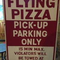 Foto tirada no(a) The Flying Pizza por Shayne C. em 8/12/2012