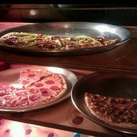 รูปภาพถ่ายที่ Cubo Rosso Pizza โดย Cubo R. เมื่อ 8/19/2012