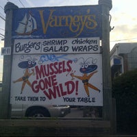 รูปภาพถ่ายที่ Varney&amp;#39;s Restaurant โดย Tiffany O. เมื่อ 4/11/2012
