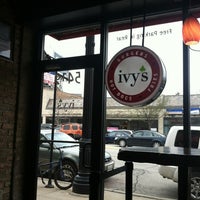 3/31/2012 tarihinde Anna C.ziyaretçi tarafından Ivy&amp;#39;s Burgers, Hot Dogs and Fries'de çekilen fotoğraf