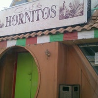 6/26/2012 tarihinde Adam R.ziyaretçi tarafından Cafe Hornitos'de çekilen fotoğraf