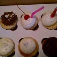 Foto tomada en The Sweet Tooth - Cupcakery and Dessert Shop  por Robin S. el 6/15/2012