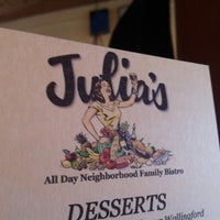 รูปภาพถ่ายที่ Julia&amp;#39;s in Wallingford โดย DF (Duane) H. เมื่อ 3/28/2012