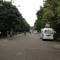 Photo taken at ท่ารถตู้บ้านกลางเมือง by Teh K. on 7/3/2012
