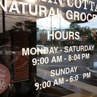 รูปภาพถ่ายที่ Natural Grocers โดย Craig S. เมื่อ 8/28/2012