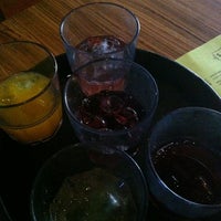 Foto tomada en Sangria&amp;#39;s Bar / Grill / Lounge  por Freka S. el 6/10/2012