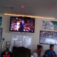 Foto tomada en Toucans Oceanside Bar &amp;amp; Grill  por Y B. el 4/28/2012