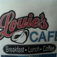 Foto tirada no(a) Louie&amp;#39;s Cafe por Brandi U. em 5/23/2012