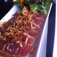 Foto diambil di Awesome Sushi oleh Mayra P. pada 4/14/2012